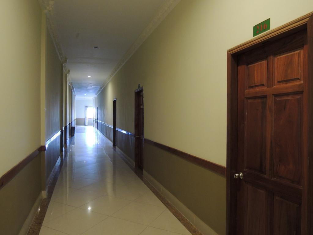 Lux Star Town Hotel Phnom Penh Esterno foto