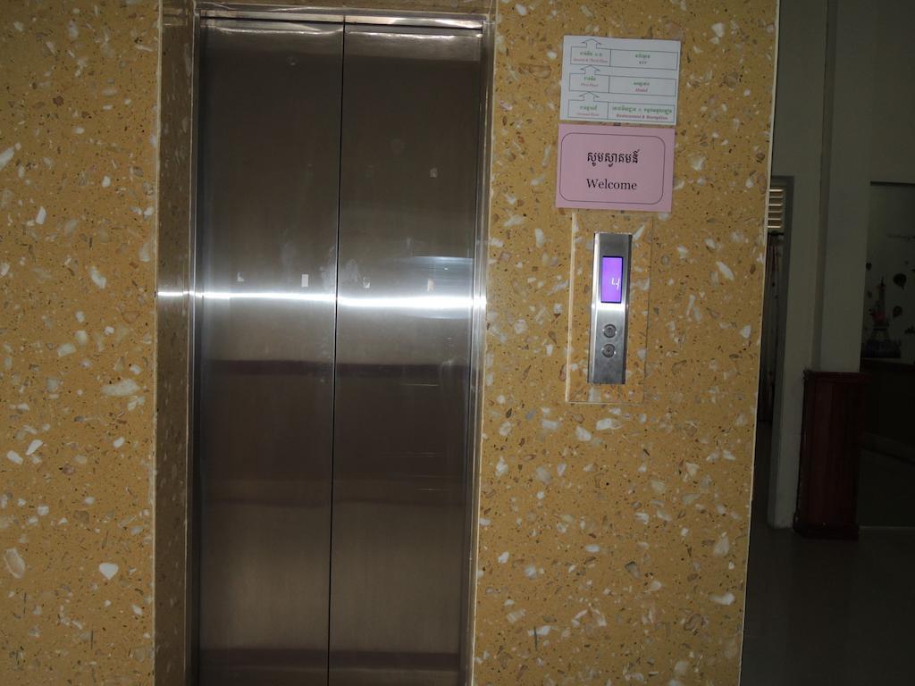 Lux Star Town Hotel Phnom Penh Esterno foto