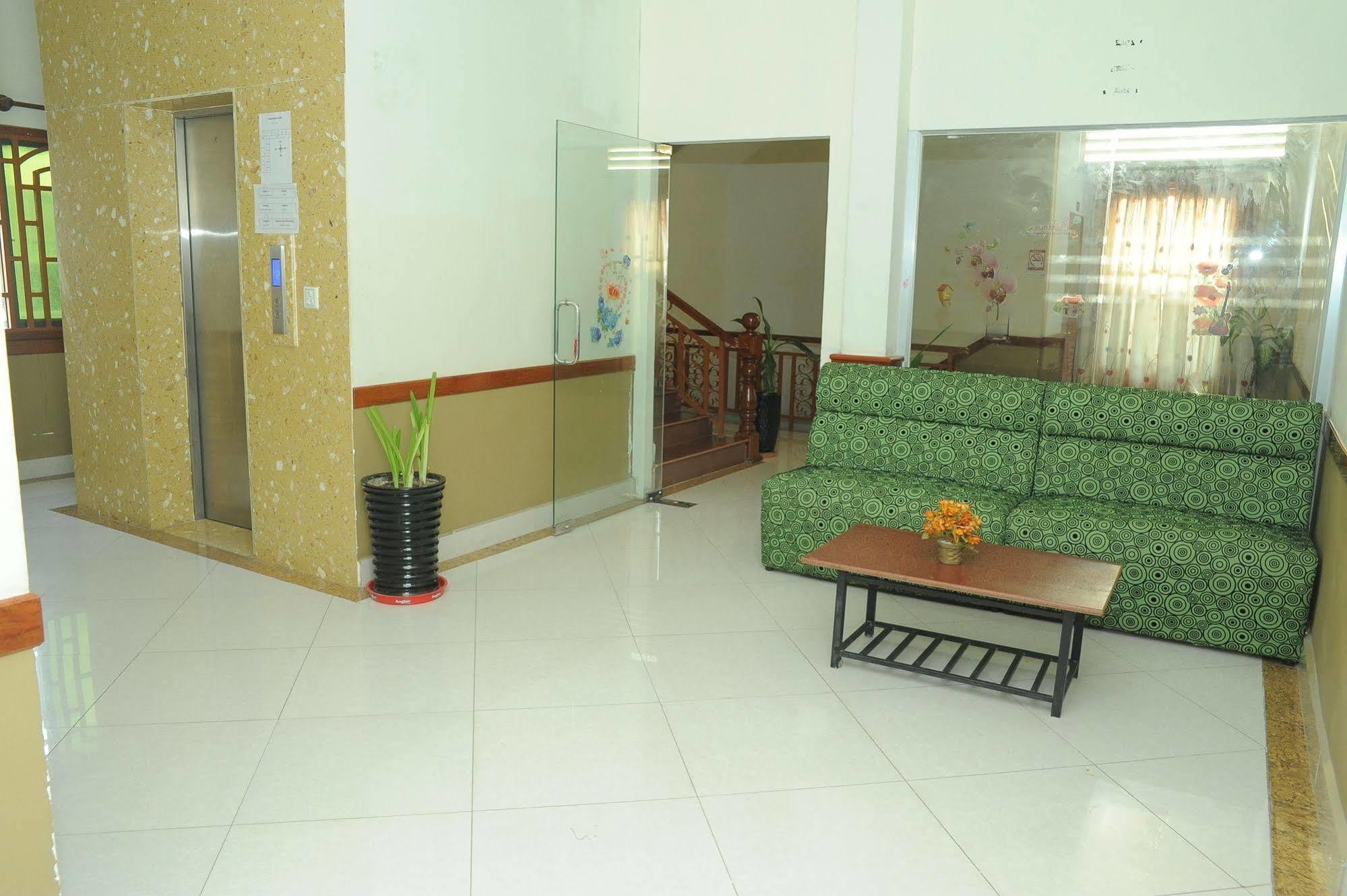 Lux Star Town Hotel Phnom Penh Esterno foto
