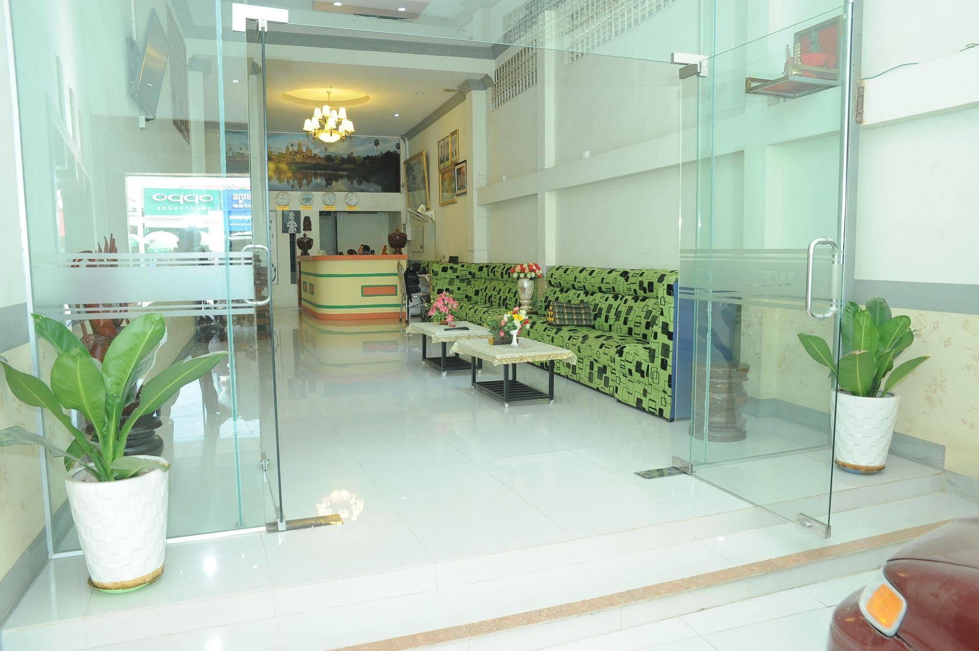 Lux Star Town Hotel Phnom Penh Esterno foto