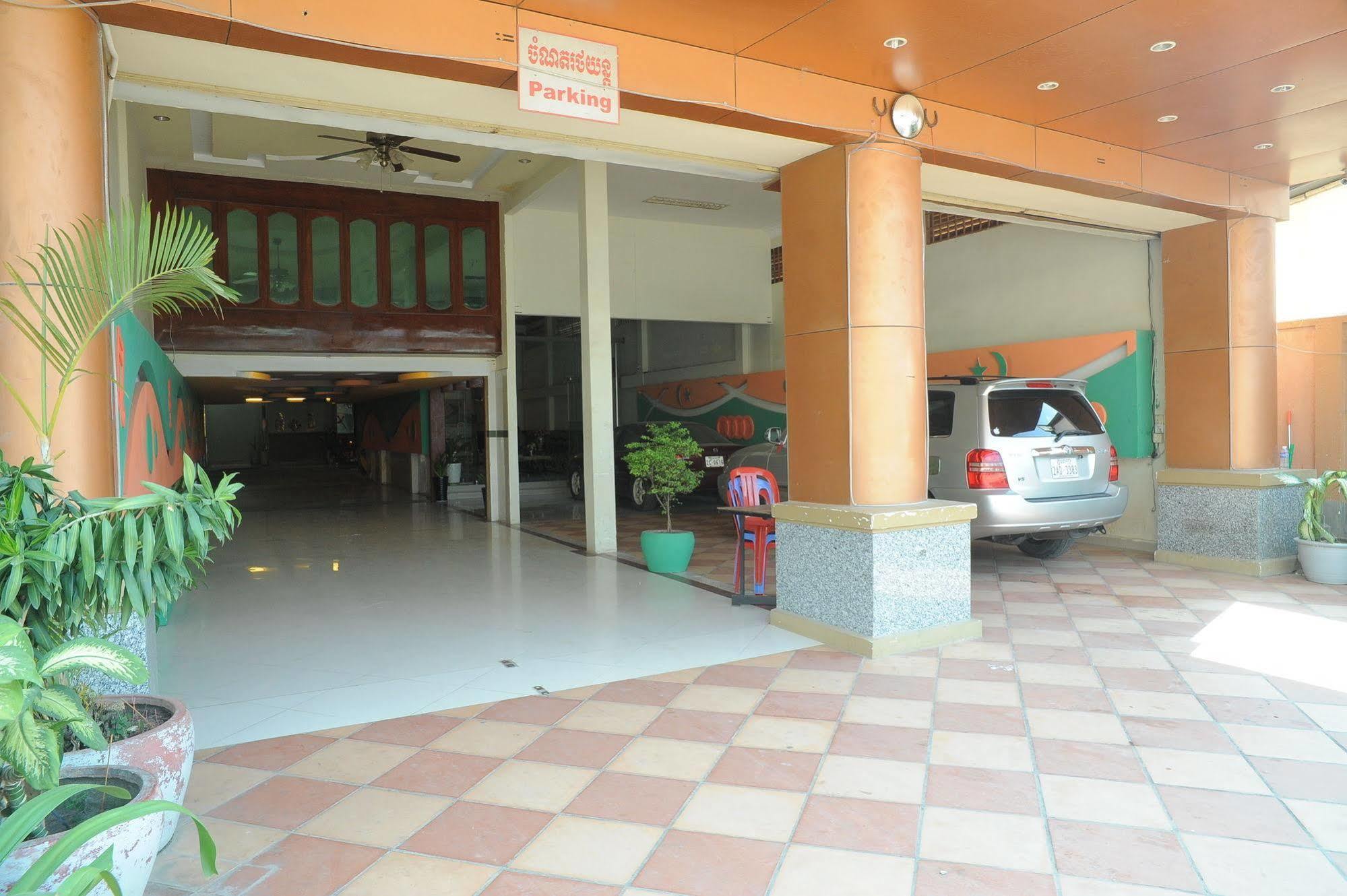 Lux Star Town Hotel Phnom Penh Esterno foto