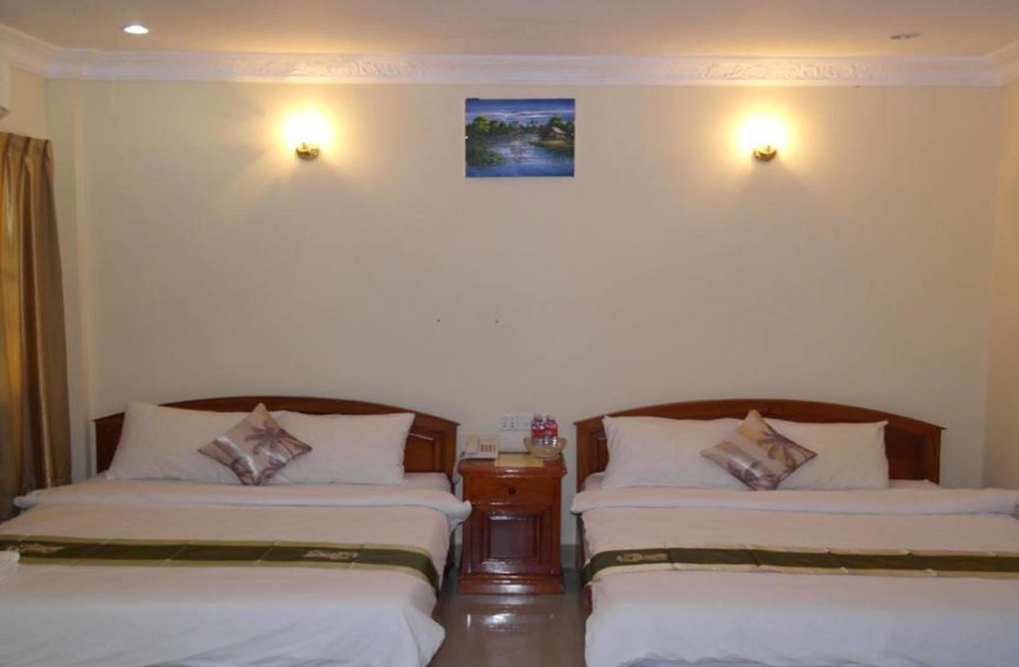 Lux Star Town Hotel Phnom Penh Esterno foto
