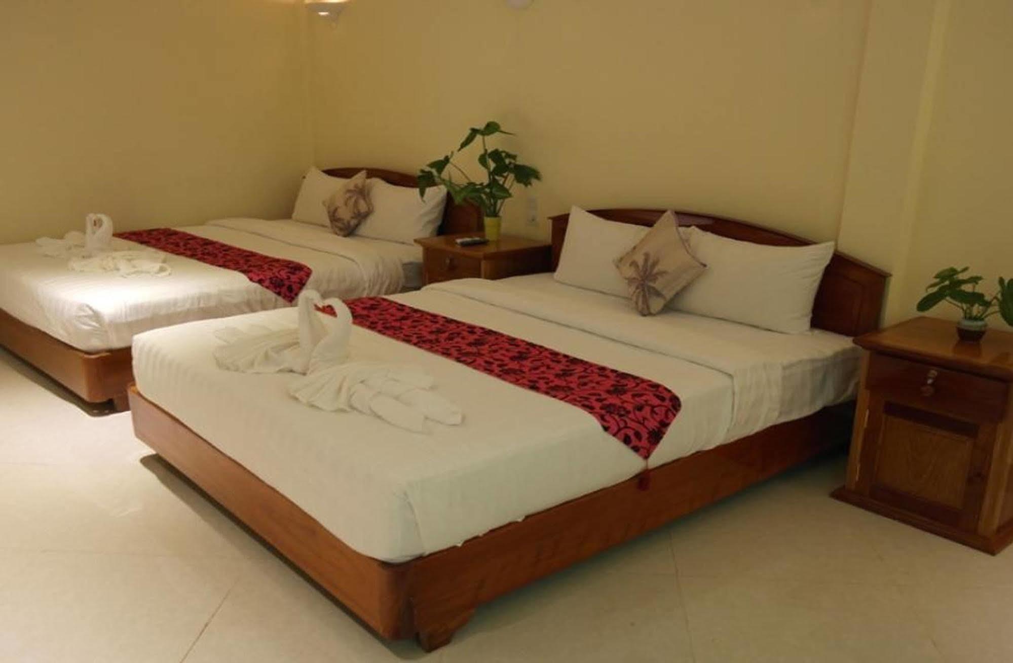 Lux Star Town Hotel Phnom Penh Esterno foto