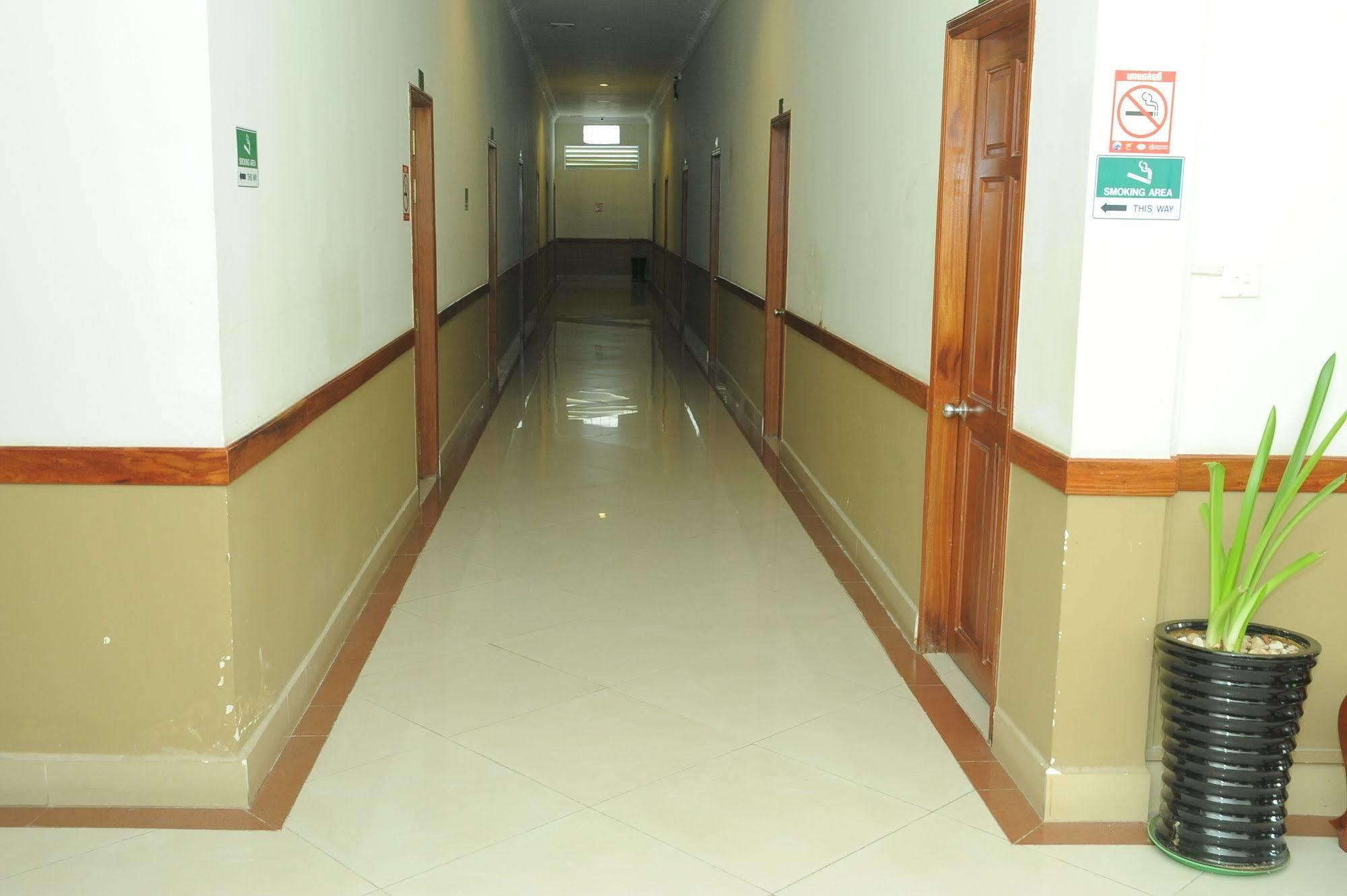Lux Star Town Hotel Phnom Penh Esterno foto